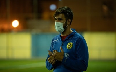 Pablo Becerril dirigint el Sabadell Nord a la banqueta de Ca n'Oriac | Roger Benet